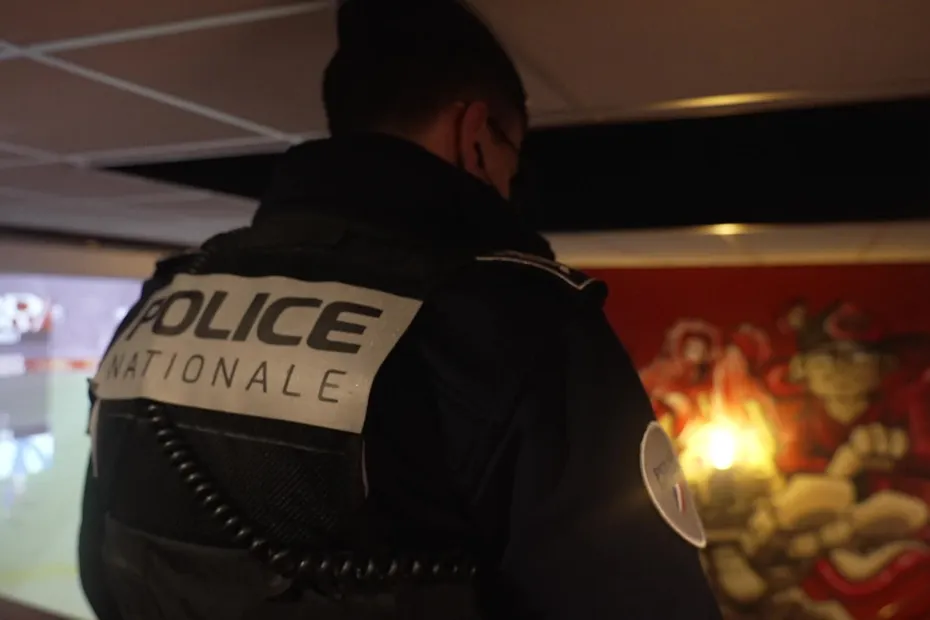 Commission de sécurité vérifiant le système d'alarme incendie d'un établissement de nuit